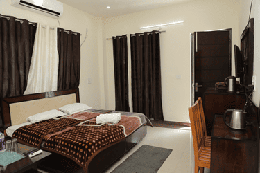 Well-furnished Deluxe Triple Bed AC Room at Hotel Sakshi Uttarkashi, a top-rated Sakshi hotel in Uttarkashi Uttarakhand for families.