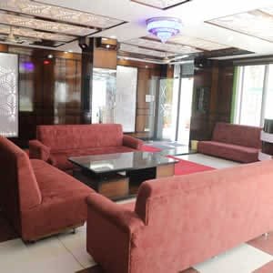 Comfortable sofa seating and modern lobby at Hotel Sakshi Uttarkashi, providing a welcoming stay in Uttarkashi