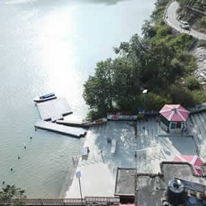 Beautiful riverbank view near Hotel Sakshi Uttarkashi, making it the best hotel in Uttarkashi for nature lovers and pilgrims.
